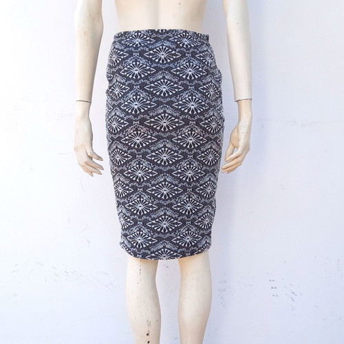 Elastic midi skirt used with jacquard pattern in white, black, gray