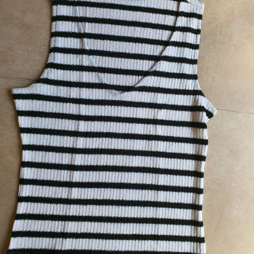 Mango sleeveless top with V neckline, knitted, elastic, like new