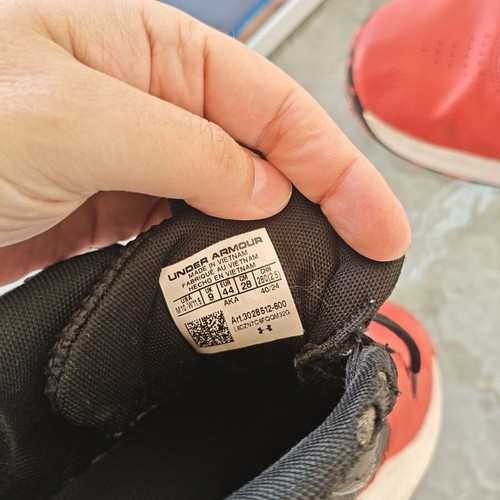Under Armour Lockdown 7 kids basketball shoes used, red and black