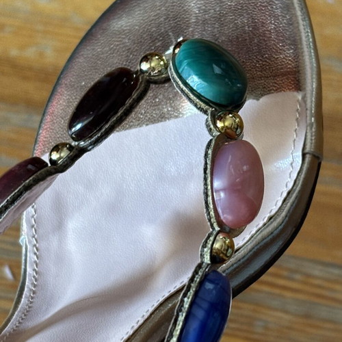 Chic ψηλοτάκουνο πέδιλο με πολύχρωμες πέτρες, boho glam σχέδιο