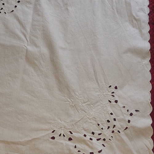 Cutwork linen set like new, 2 placemats 70x80 and 1 tablecloth 163x145