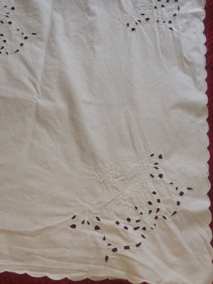 Cutwork linen set like new, 2 placemats 70x80 and 1 tablecloth 163x145