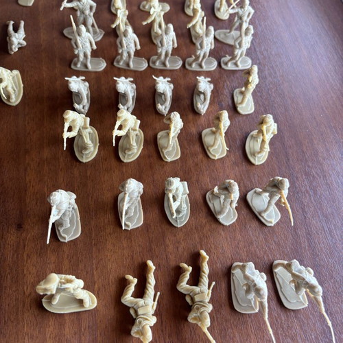 Vintage toy soldiers used, large set of 57 pieces, ecru plastic