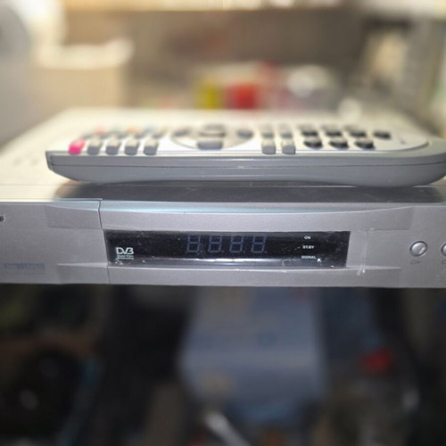Manhattan Plaza XT-CM digital satellite receiver like new, silver