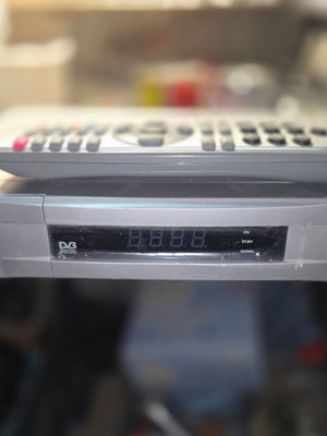 Manhattan Plaza XT-CM digital satellite receiver like new, silver