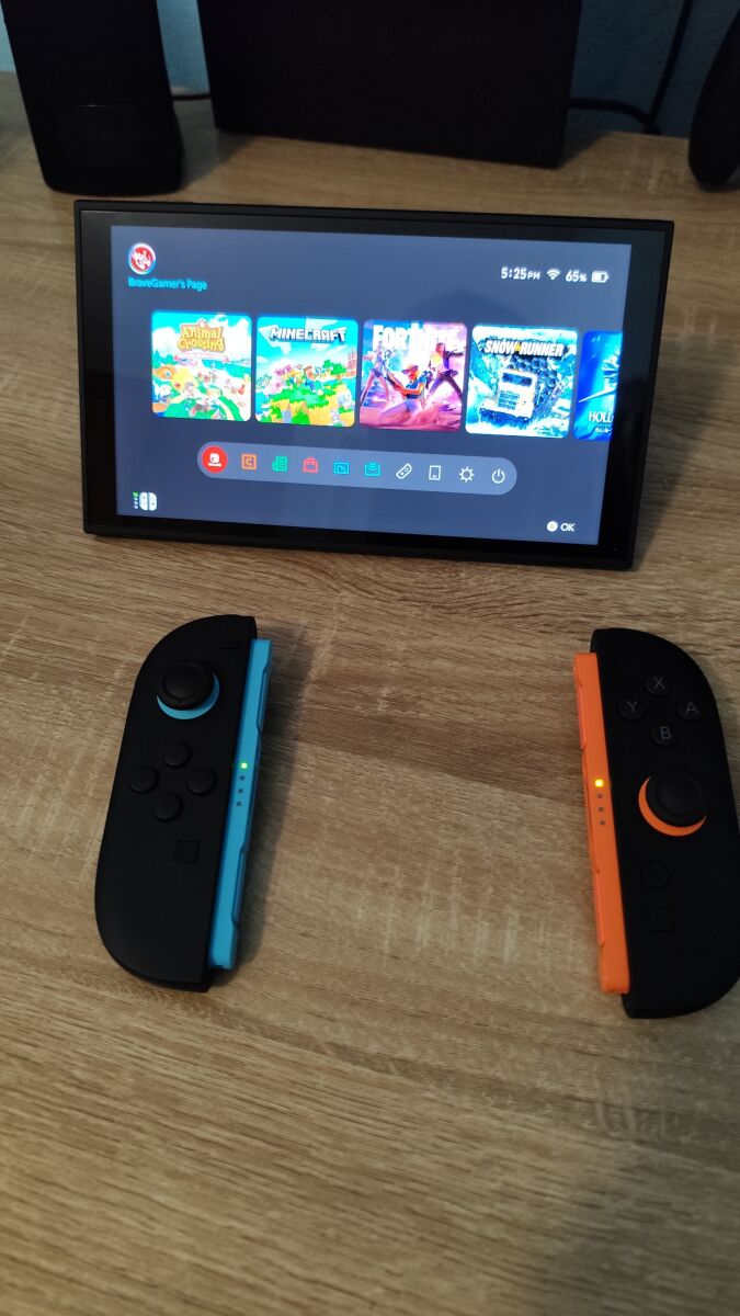Nintendo Switch 2 like new with… - € 450,00 - Vendora.cy
