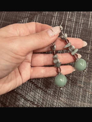 Boho Χειροποίητα σκουλαρίκια με φυσικές πέτρες και μεταλλικές λεπτομέρειες.