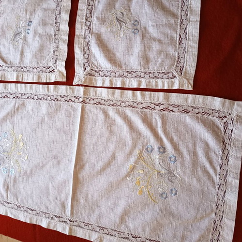 Linen set of three pieces like new with embroidery and lace