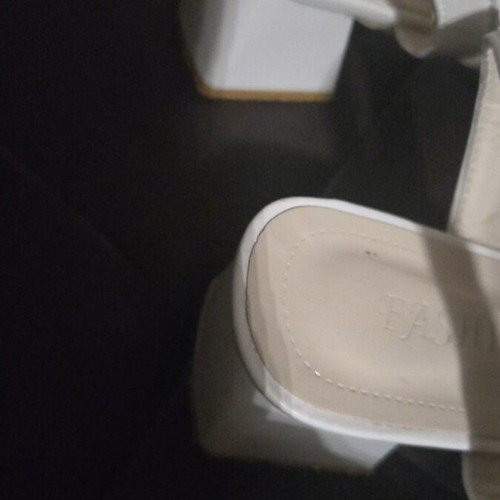 Sandals women's low white with thick square heel like new