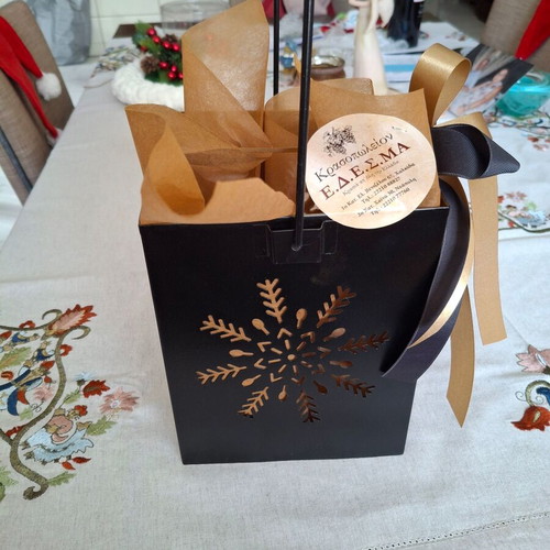 Metal packaging case used for 2 drinks