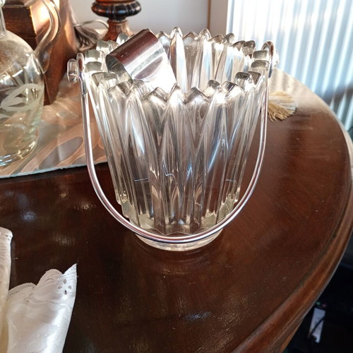 Ice bucket with tongs like new