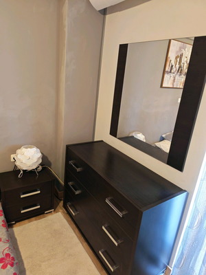 Σετ συρταριέρα με καθρέπτη και 2 κομοδίνα μεταχειρισμένο, χρώμα venge