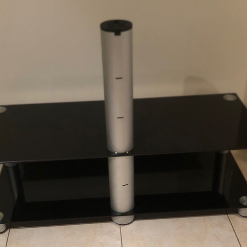 Έπιπλο τηλεόρασης σαν καινούργιο από tempered γυαλί με μαύρες επιφάνειες