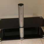 Έπιπλο τηλεόρασης σαν καινούργιο από tempered γυαλί με μαύρες επιφάνειες