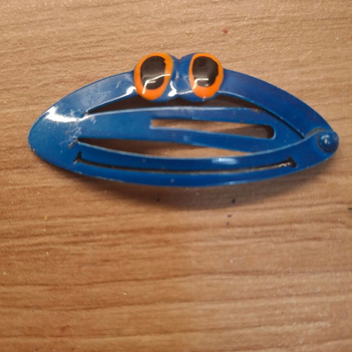 Children's hair clip frog design metal like new, blue