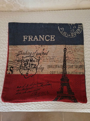 Paris pillowcase like new, 42×42 with zipper and thick fabric