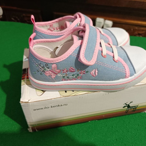 Girls' shoes size 26 athletic new, intact