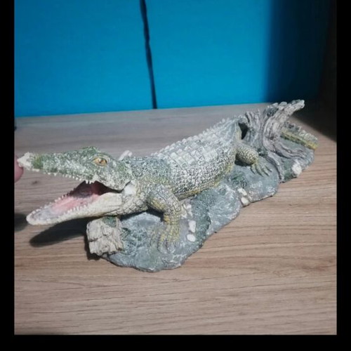 Aquarium decoration like new, crocodile design with bubble effect