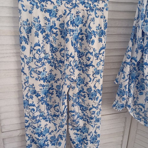 Studio 83 medium set like new, white and blue