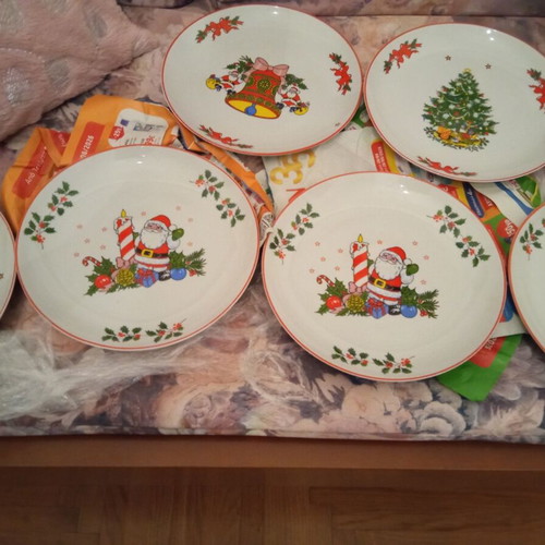 Christmas Plates Set of 6 like new with festive designs