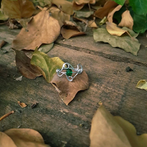 Silver ring with green crystal stone new