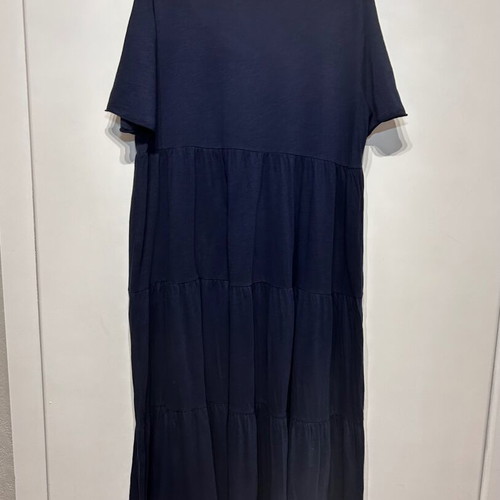 Dress blue navy with open neckline and ruffles like new