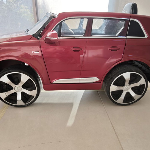 Audi Q7 Kids Electric Car like new, red with remote control