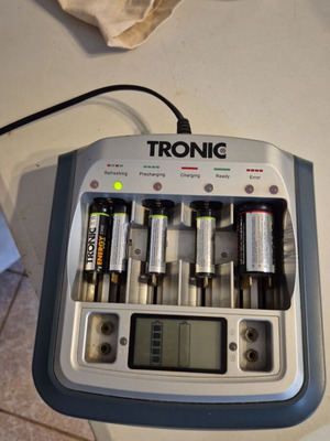 Battery charger used for AAA, AA, C, D, 9V with maintenance function