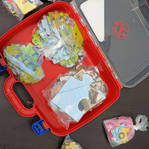 7 children's puzzles like new, in luxury case