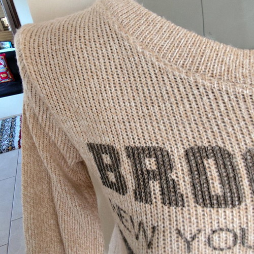 Knitted sweater beige with zipper, one size, like new