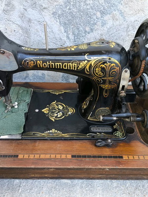 Ραπτομηχανή Nothmann vintage μεταχειρισμένη, περίπου 1900, ξύλινη βάση
