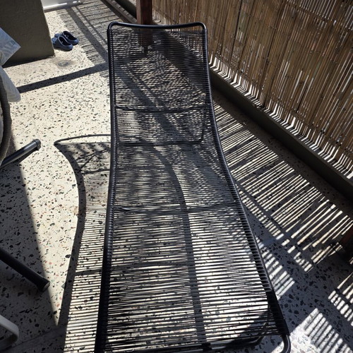 Sun lounger like new, curved woven design