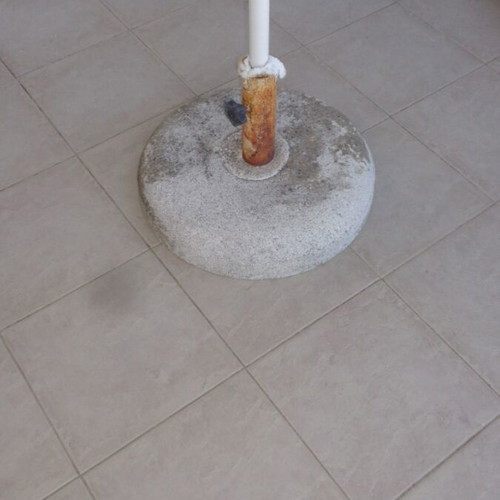 Umbrella with cement base like new, diameter 2.40m