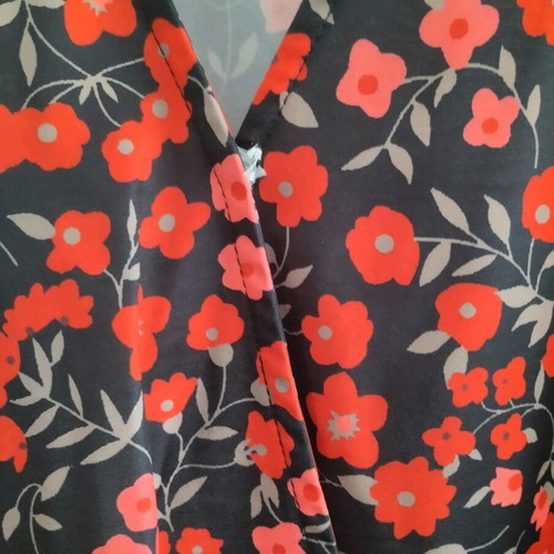 Floral wrap blouse Shein like new, size M, black and red