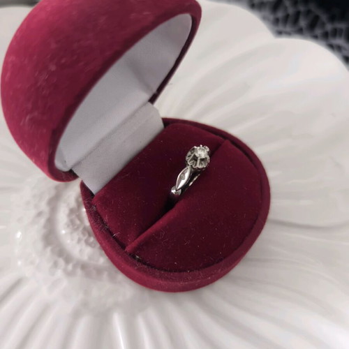 White gold 18k solitaire ring with 3 diamonds like new