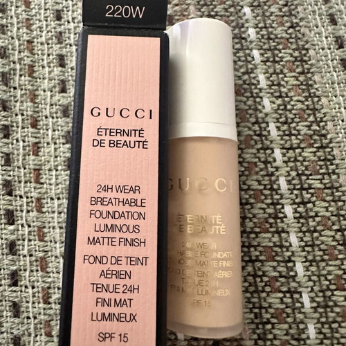 Gucci Eternité de Beauté matte foundation