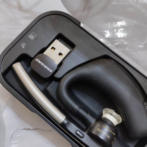 Plantronics Voyager Legend UC headset like new with charging case and accessories