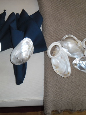Napkin rings like new, 6 large shell design