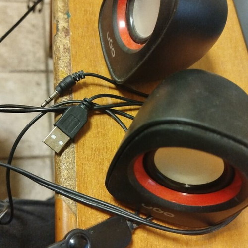 Ugo Wired Speakers like new, compact with volume control