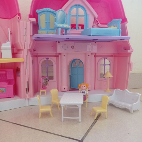 Dollhouse like new with furniture, portable suitcase design