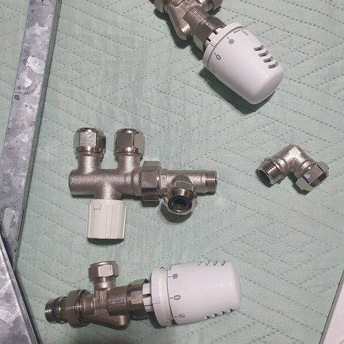 Heating radiator body new with 2 hot water regulators, angles and valves