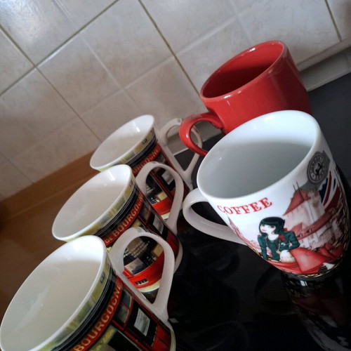 Coffee/tea mugs set of 5 like new with various designs