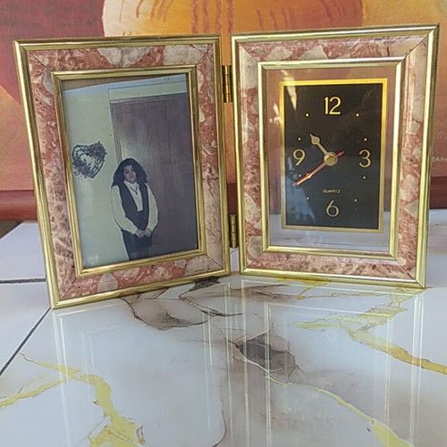 Photo frame clock with quartz mechanism