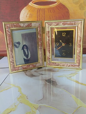 Photo frame clock with quartz mechanism