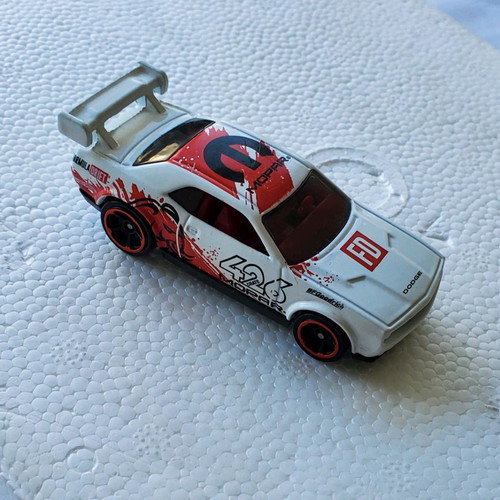 Hot Wheels Dodge Challenger like new