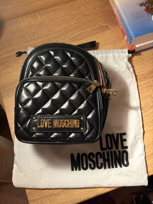 Love Moschino μικρό μαύρο backpack σαν καινούργιο με χρυσές λεπτομέρειες