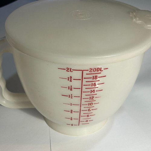 Tupperware large 2L measuring jug with lid like new