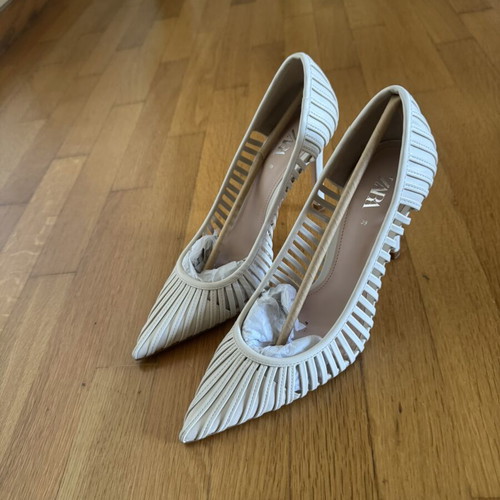 Zara beige pointed pumps like new, size 39