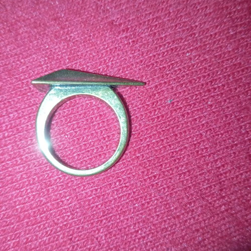 Ring used with unique design, white and gold colors
