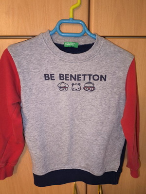 Benetton kids sweatshirt like new, grey with red sleeves, size 6 years